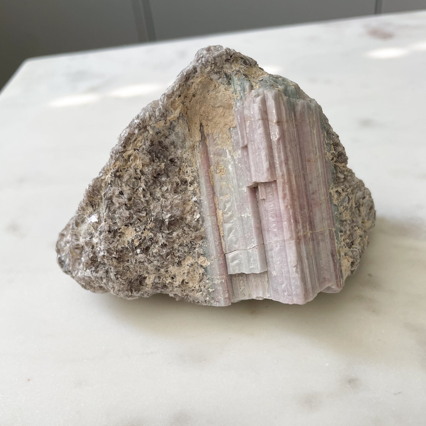 LEPIDOLIT MED ROSA TURMALIN RÅ