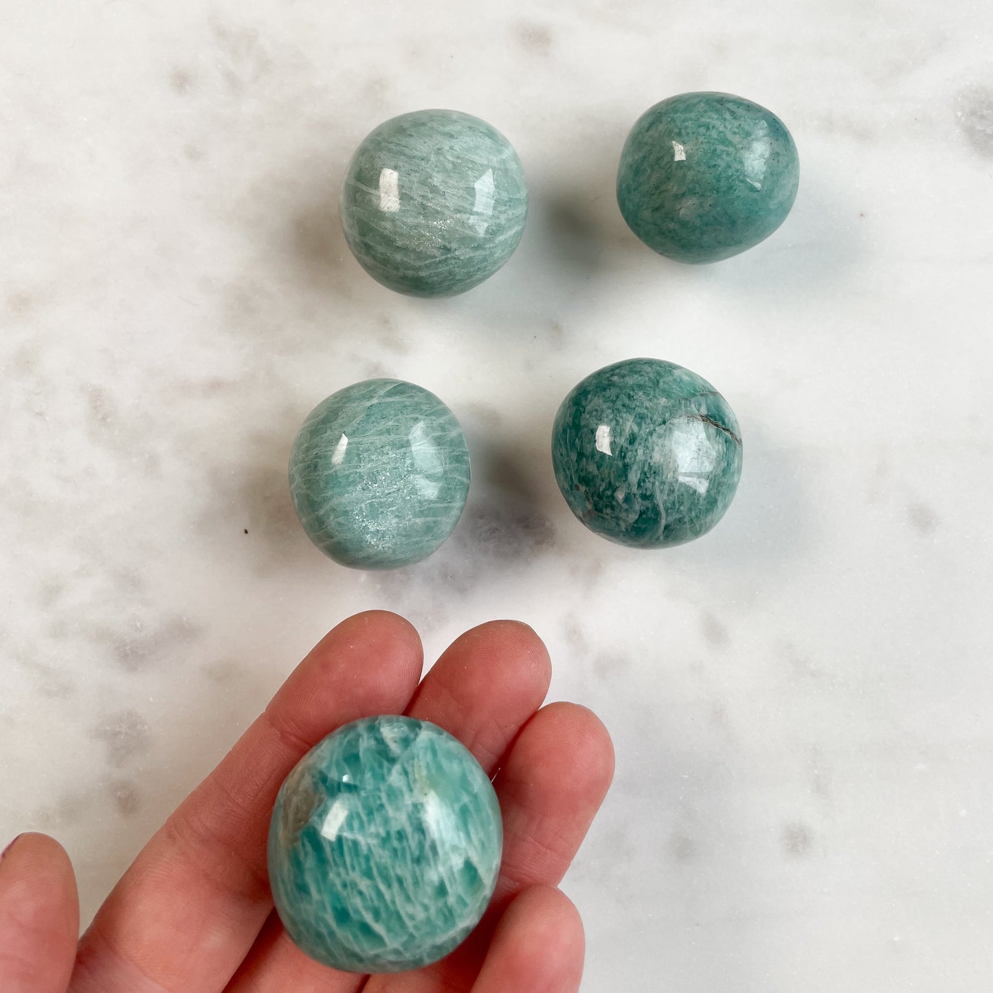 Trumlad turkos Amazonit cuddle stone, halschakrat. Inre sanning, hjärtats röst