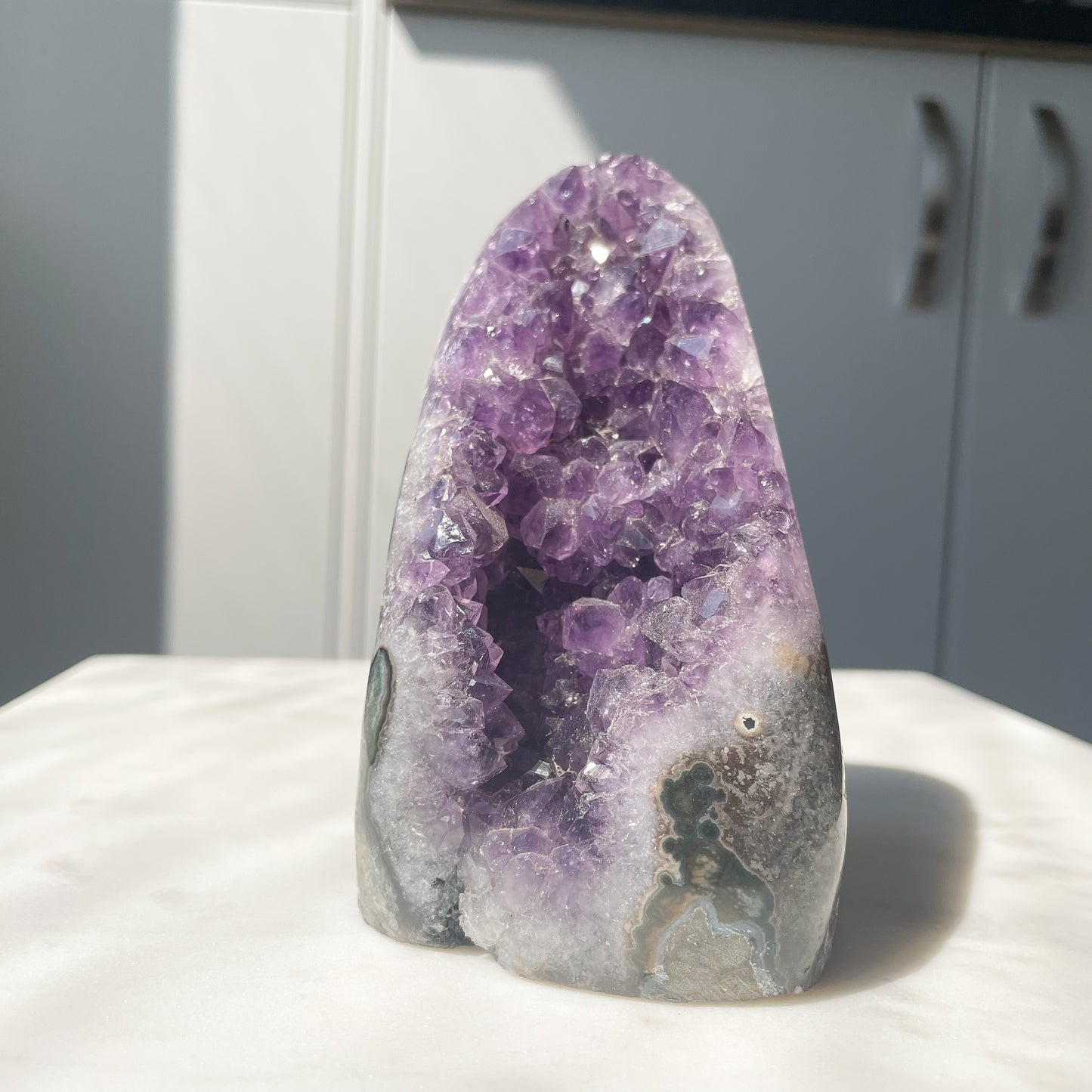 Lila Ametist kluster base cut. Chill vibe, lugnande, harmoni och healing. Chakra tredje ögat