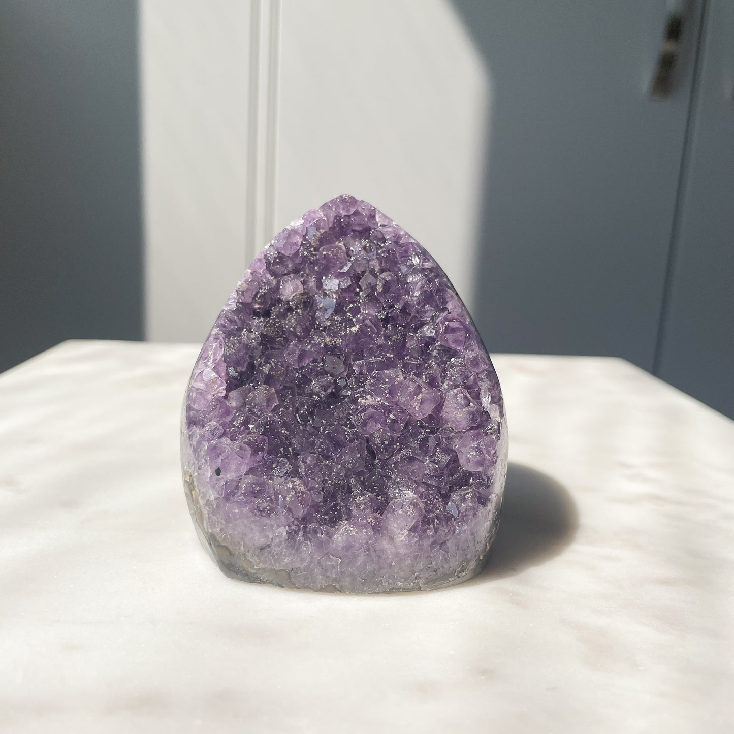 Lila Ametist kluster base cut. Chill vibe, lugnande, harmoni och healing. Chakra tredje ögat