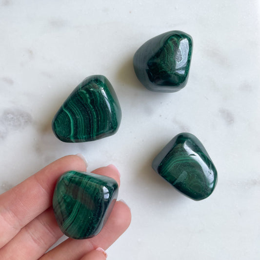 Trumlad Grön Malakit cuddle stone, hjärtchakrat. Transformation, Healing, Protection, Empowerment