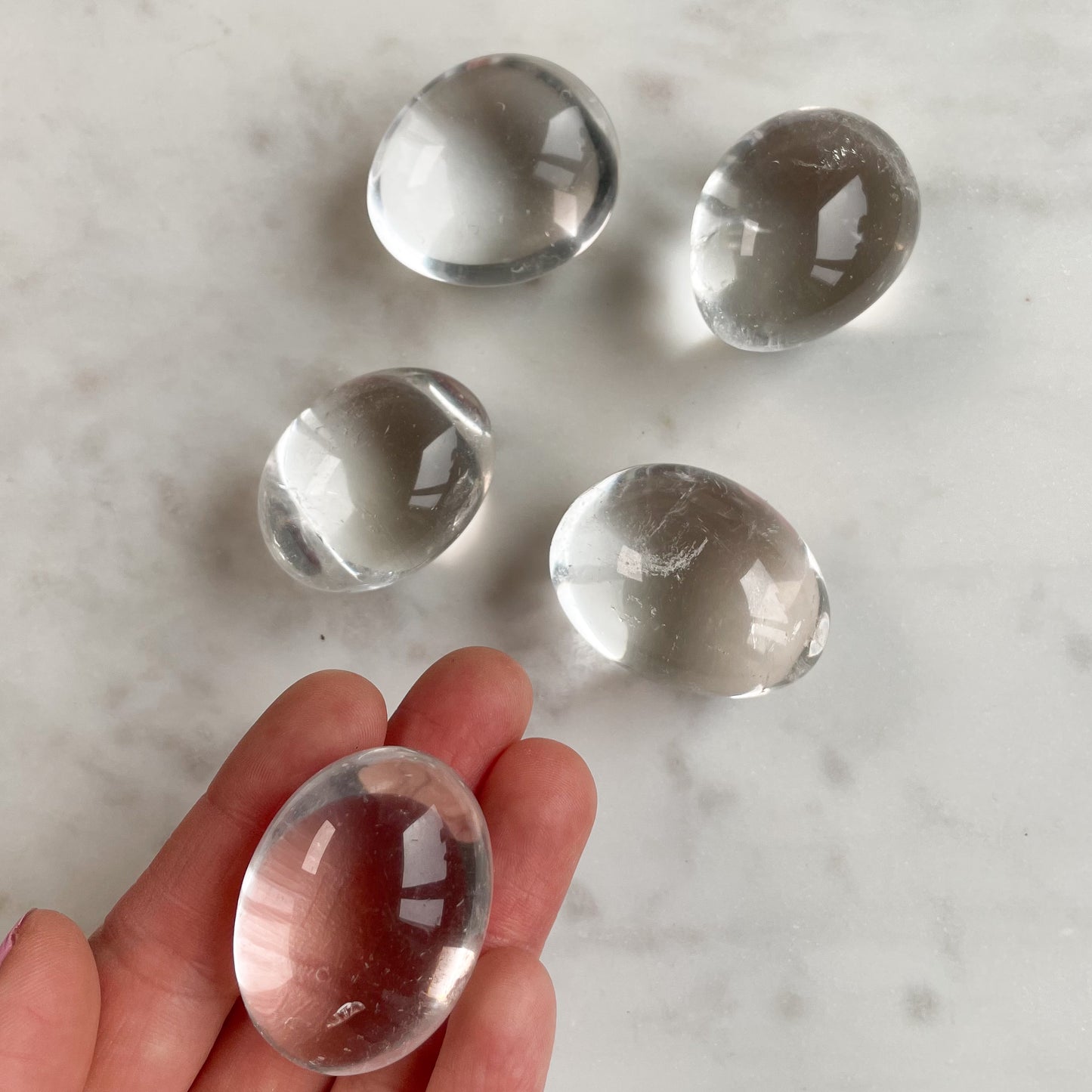 Transparent trumlad bergkristall och clear quartz. Cuddle stone, kronchakrat