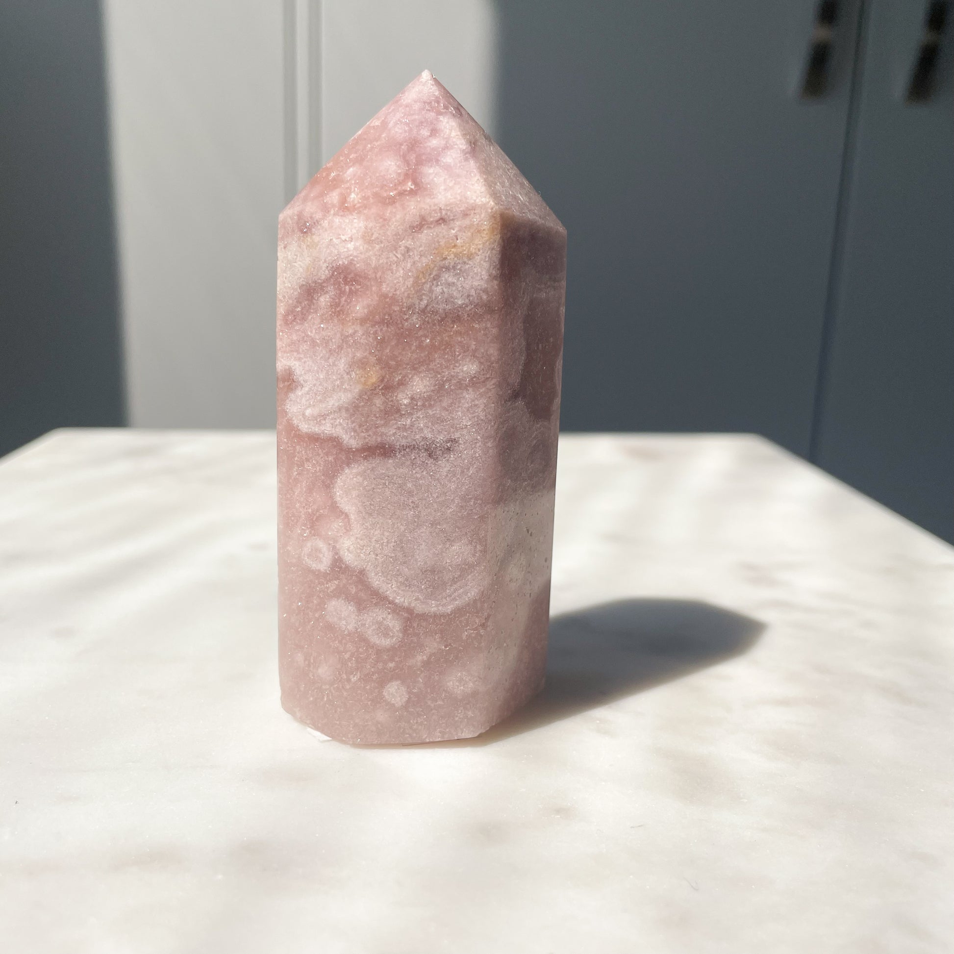 Kristallspets i Rosa ametist. Hjärtchakrat