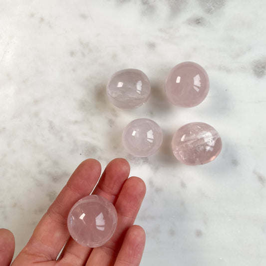 cuddle stone rosenkvarts, egenskaper som self love, kärlek och välbefinnande. Rosa och kopplad till hjärtchakrat